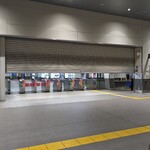 Sobasakedokoro Tsukijian - 初めて、岩槻駅てま始発をむかえたら、10分前にシャッターオープン〜