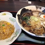 万八らーめん - 黒豚骨 半チャーハン