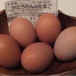 カトウファーム - 初産み卵 10個入250円♪
            
            初産み卵は孵化して４ヵ月前後の鶏が初めて産む通常の7割程度と小さめの卵。若く力強い鶏から産まれる卵は殻がしっかりと固く黄身も白身もしっかり盛上り、栄養価高く深い味わい♪