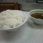 中華料理 ひろや - ご飯とスープ。普通サイズでも大きい