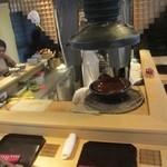 お料理 佐藤 - 店内はコの字カウンター