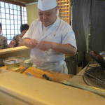 お料理 佐藤 - 私たちが食べている間は、あゆを丁寧に串刺し