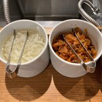 カレー専門店 白銀亭  - カウンターの薬味