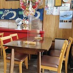 Asahiya - 内観(4名テーブルがアクリル板で仕切られて、2名テーブル×2になっていました)