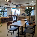 LIKO CAFE - 店内。テーブル席、カウンター席もあります。
