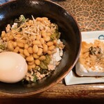 タイニーカフェ - 納豆丼煮卵付き・冷奴