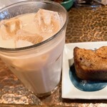 タイニーカフェ - アイスチャイ・バナナケーキ