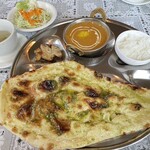 RAJA - レディースランチ　1180円　バターチキン&バジルナン　※ドリンク、デザートも付きます