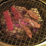 焼肉 山水苑 - ランチの「ハラミ」を焼いているところ
