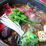 Yonezawa Gyuu Ooki Kongoukaku Sukiyaki Shabushabu Bishamon - 特製味噌だれで出来上がったすき焼き。エゴマの葉が乗っているのが米沢流！たまには高級な肉料理を…