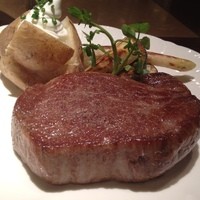 ステーキハウス リブルーム - 来た〜。*\(^o^)/*
                  A5 超特撰和牛 シャトーブリアン 300g。