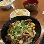 nikuyakiizakayamahoro - 牛すじ卵とじ丼　ごはん大盛り