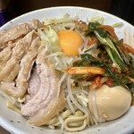 ラーメン二郎 - 小ぶた（980円）＋汁なし（100円）＋味付玉子（100円）＋ニラキムチ（100円）、ニンニクコール
