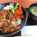 肉のヤマ牛 - 料理写真:牛カルビ丼マヨ一味プラスと牛白湯スープ期間限定500円税込！