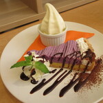 H cafe - 紫芋＆さつまいものタルトと低脂肪なソフトクリームのプレート429円