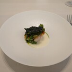 レミニセンス - ◯サスエ、緑菜
      静岡県焼津市にあるサスエ前田魚店さんで
      仕立てて頂いた金目鯛
      皮目はパリッと焼いてある
      ソースはバターを使ったビソワシーズ❔
      下には粘りある
      ツルムラサキと❔を細かく刻んで入れてある