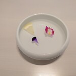 レミニセンス - 手で持って骨付き肉にかぶりつく為
      手を洗うフィンガーボールが用意されていた