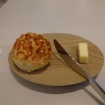 レミニセンス - □あられのパン
      カリカリっとしてる上のあられが香ばしくて
      面白い食感を与えてる。
      
      高加水パンではないけれどモッチリ粘りがある生地で
      パン自体の小麦の旨味もシッカリとしてるよねえ❕