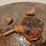 レミニセンス - 砂肝はサクサクで美味しい。
      
      骨付き肉は手でガッツリと頂いた。