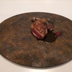 レミニセンス - ◯肉
      茨城県産の小鳩を炭火で皮目をパリッと焼いてる
      付け合せに心臓と砂肝も炭火で焼いている
      ソースは〇〇（鳩）❔の出汁を煮詰めて作ったソース。
      手前には山桃をペースト状にした品