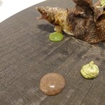 レミニセンス - 黄緑ソースは蓼のエミュレーション
      爽やかな蓼酢とクリーミーさがある
      
      緑ソースは酸味が効いてサッパリとする味わい
      
      トリュフソースはあゆの肝の風味やほろ苦さ
      クリームで纏わせてコクと旨味に変換されてる