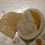 レミニセンス - 印象的な味わいのするダージリンソース
      プニュプニュ食感な小さなアーモンドゼリー
      
      カップの中には
      クリーミーな桃ソースと大糖領桃のスライス
      
      大糖領桃を満喫できる美味しいデザートだった