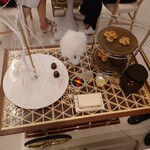 レミニセンス - ▷終章〜追憶〜
      ◯茶菓子
      ■茶菓子の内容
      雪見だいふく、ピノ、ヤングドーナツ、ラムネ、チーズケーキ、きのこの山、ガトーショコラ、パイの実 、カントリーマアム、プッチンプリン、綿菓子