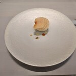 レミニセンス - ◯白桃（大糖領桃）
      上にはお口一杯甘味を味わう為
      敢えて大きめにカットされた大糖領桃のスライス
      
      メレンゲカップの中には
      マスカルポーネの桃ムースと大糖領のスライス
      アーモンドゼリー、ダージリンソース