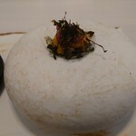 レミニセンス - 苔の香りとカリッと食感、味わいが
                                心地良いチップの上には
                                旨味シッカリなウニが乗っててこれは旨いぞ❕