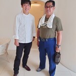 レミニセンス - 葛原将季シェフとドカチンのおっさん
      シェフは外国人の方々が
      短パンなど履かれて入店されるので
      正直服装は気にされてない
      
      ただ他のお客にどう思われるかは別だけど
      とは話されていた