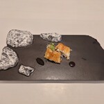 レミニセンス - ◯鰻（スペシャリテ）
      三河一色産のうなぎを炭火焼してある
      下にはうなぎの肝、鮪、大葉、胡麻など
      を合わせたネギトロの様な品。
      手前左には自家製海苔の佃煮、右には赤ワインのソース
      との説明