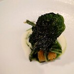 レミニセンス - 上のは海苔の旨味とごま油の香ばしさ❔
      何だか海苔だけでも複雑な味わい
      
      皮目がパリッパリな金目鯛に粘りあるツルムラサキと
      塩とごま油で焼かれた小松菜❔