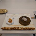 レミニセンス - ◯フォアグラ、地魚海
      左側、フォアグラのテリーヌとハーブ、
      上下にポテトのチップ。
      右側の魚はクエで
      中にはわさびも入れられている
      
      70秒で味わいの組み合わせが設計されてるとの話。