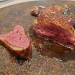 レミニセンス - 噛みしめるとジューシーな肉汁が溢れてくる旨味シッカリな絶妙な焼き加減❕
      
      それに合わさるのが赤ワインソースだけど
      コクや旨みがある複雑な味わいなんだよねえ。