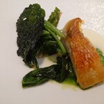 レミニセンス - サスエさんの金目鯛は
      単品でも旨味がシッカリとしてるよねえ❕
      
      クリーミーさの中にもコクが合って美味しいソースと
      シャキシャキ感あるツルムラサキ。
      間違いのない旨さだねえ❕