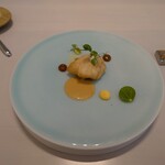 レミニセンス - ▷第二章〜創造〜
      ◯鱧、檸檬
      ハモのフリットに下にはキャベツのソテー、
      下にはレモンのソース、左側はレモンのチャツネ
      右側は里芋のに似てるブタガバ❔
      との説明