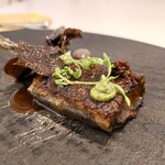 レミニセンス - 普通な大きさの鮎は何だか爽やかに食べれれる❕
      
      上に乗ってる黒っぽい品は
      エシャロットをソテーして
      酸味の効いたビネガーと合わされている
      
      そしてパクチーの感じも爽やかさに寄与してるよねえ❕