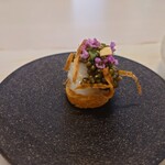 レミニセンス - ◯キャビア
      キャビアの下にアオリイカ
      その下にクリスピーな天然酵母パン
      上には玉ねぎのフリットが載ってる
      
      アオリイカのトロミ、旨味と
      これも青海苔の香ばしくて旨味あるパンと
      組み合わされ美味しい