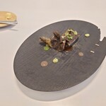 レミニセンス - ◯和良鮎、トリュフ
      郡上市の和良川のブランド鮎『和良鮎』を使かってる
      
      京都のミシュラン二つ星掲載店 祇園 大渡さんで
      鮎塩焼きの焼き方を
      アルバイトでお願いして勉強されている
      凄い勉強熱心なシェフ