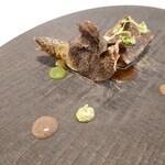 レミニセンス - 稚鮎は炭火で焼かれてるとの説明で
      心地良いほろ苦さと鮎の旨味
      下に敷かれたマデラソースの円やかさや
      トリュフの森林みたいな口に広がる爽やかさがある❕