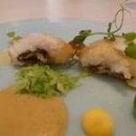 レミニセンス - 料理をバラしてみた
      
      レモンのチャツネは
      レモンとスパイスを煮詰めてる品となる。
      これはベリー系の様な爽やかな酸味を感じる。
      
      ソースの組み合わせで
      いろんな味わいを楽しめて面白い❕