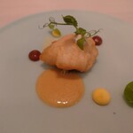 レミニセンス - ホワッホワに柔らかく揚げられたハモに
      下のソースはバターの厚み、旨味がタップリ
      あとからレモンの爽やかな酸味り感じるソース
      
      クリーム感あるクリーム色の優しい味わいのソース