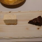 レミニセンス - ◯チーズケーキとガトーショコラ
      一口サイズに切られてて
      ガトーショコラはシットリ
      深みのあるショコラが満喫出来る味わい。
      
      チーズケーキも軽い酸味で爽やかさがあり
      旨味もシッカリとしている