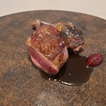 レミニセンス - ほんのりと塩味が振ってある鴨肉
      皮目はパリッとお肉が焼かれてる
      
      山桃の淡いベリー系の様な味わいが鴨肉を更に引き立てる