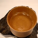 レミニセンス - ▷第三章〜記憶〜
      ◯天岩戸　岩清水　コーチン
      旨味あるであろう岩清水と
      名古屋コーチンと昆布の旨味
      軽く塩で味付けされているスープ
      これは胃にも優しそうで
      ジワジワと旨味が込み上げてくる味わいだねえ❕