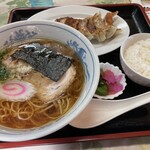 Yokarou - ラーメン　半ライス　餃子