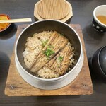 川喜 - 穴子は半身一枚が柔らかく煮立てられた炊き込みご飯。味付けは、優しく出汁を中心とした味わいと山椒の実のアクセントが面白い一品。
