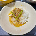 うずとかみなり - 半ライスにローストチキンを載せて、スープを掛けていただきます