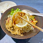 うずとかみなり - 「タマリンドペースト」の載ったスライスレモン