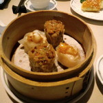 中国飯店 富麗華 - 海老とホタテのXO醤餃子・もち米と野菜の焼売